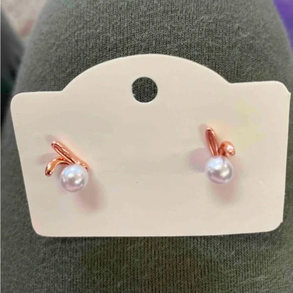 🐰 Bunny Pearl Earrings 🐰 - Picture 4 of 5
